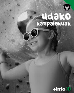 Foto de presentación de campamentos. Una niña con gafas de sol y un flotador.